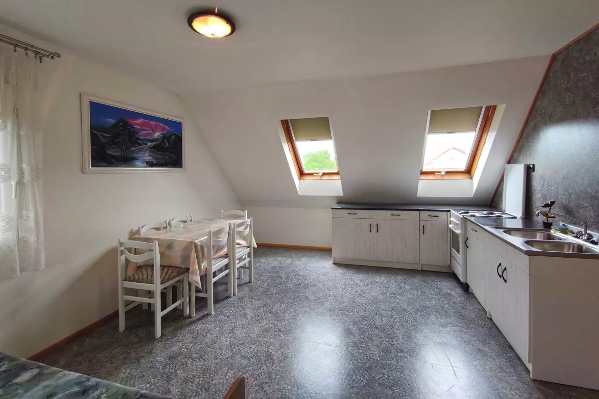 A tetőtéri nappali,- konyha,- étkező 21,17 m2 alapterületű 