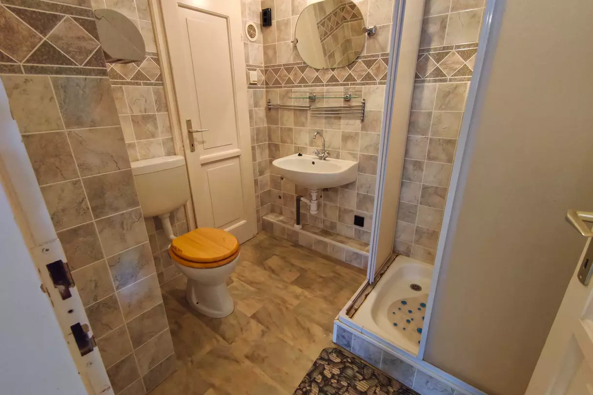 A képen a tetőtéri fürdőszoba (zuhanyozó, mosdó, WC) látszik. A padló- és oldalfalburkolat Olasz vízzáró burkolat. 