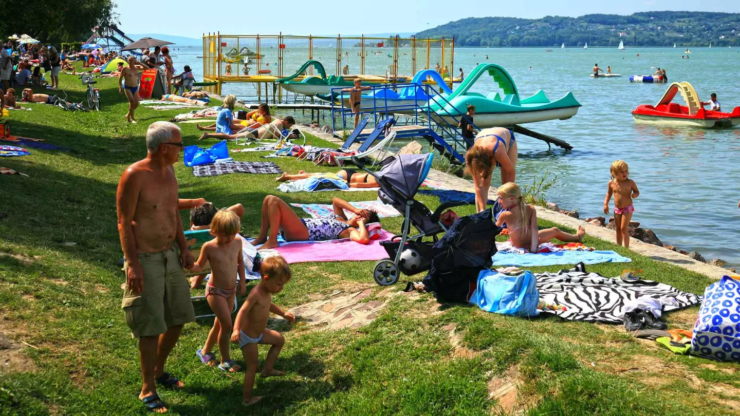 Zamárdiban a Balaton medre sekély, homokos, kiválóan alkalmas kisgyermekek fürdőzésére