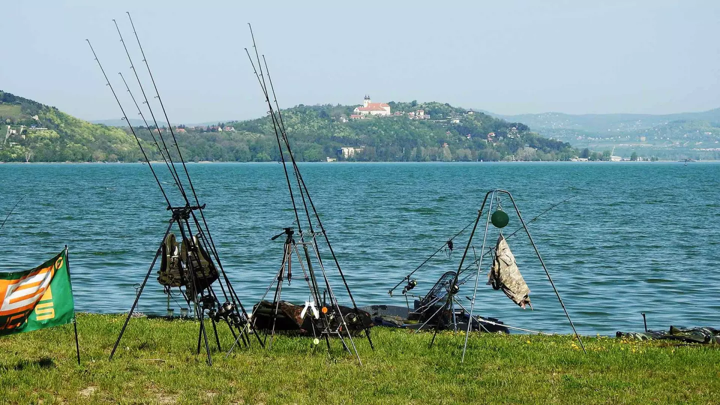 A part, a panorámás kilátással a vízre, a horgászok egyik kedvenc helye