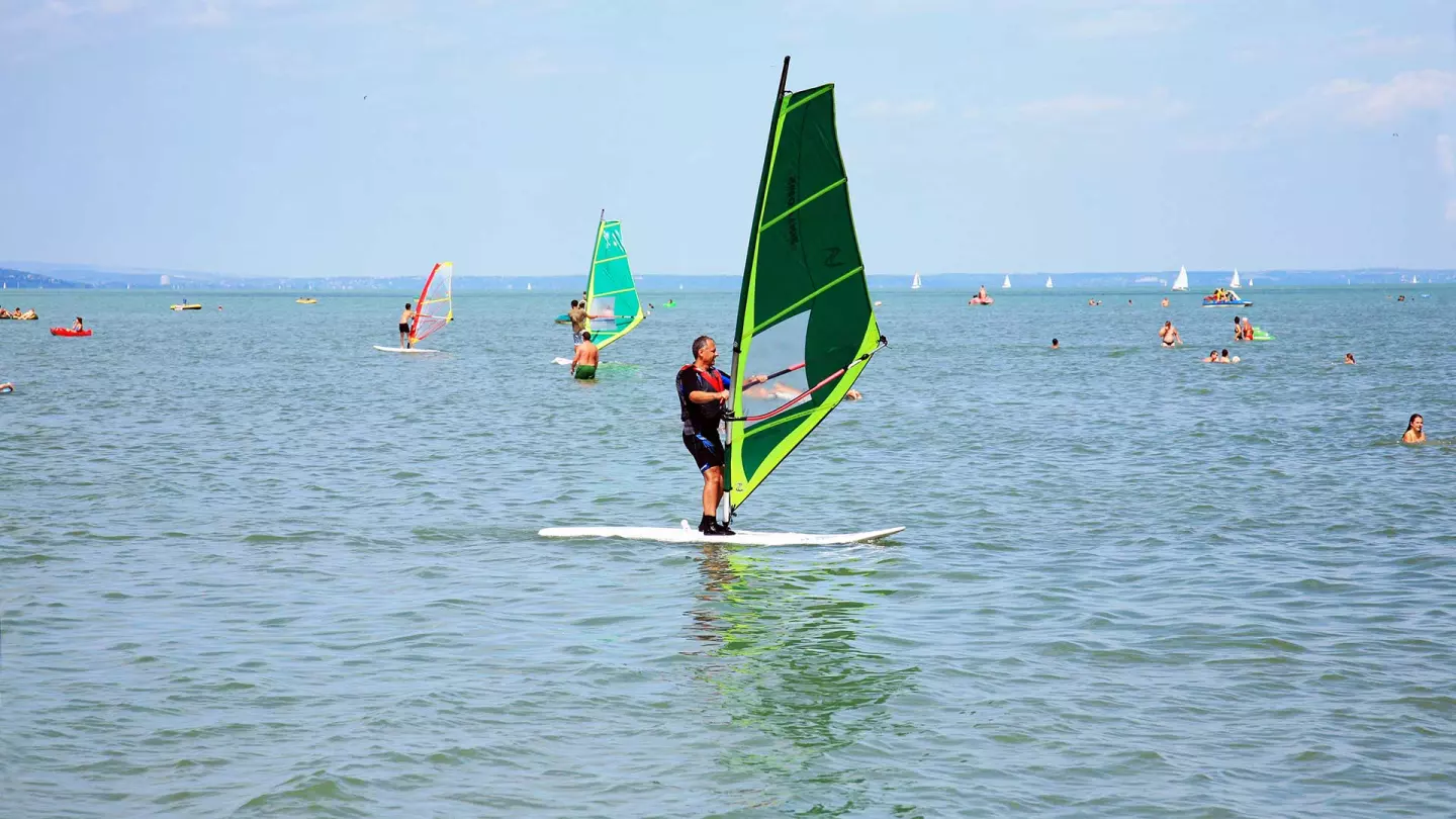 Balaton északi partján, 4000 m2-es közvetlen vízparti telek eladó