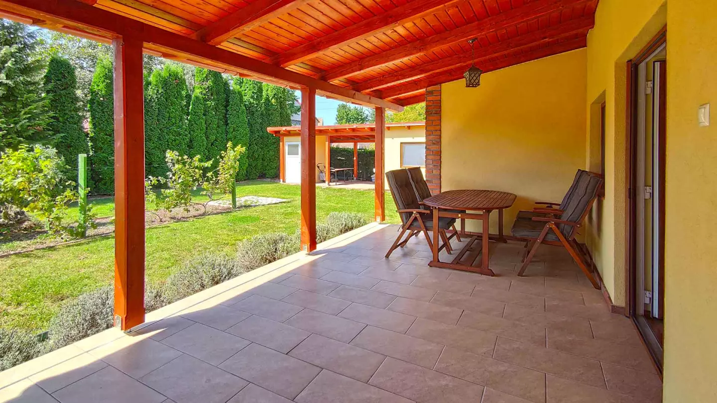 A 21,64 m2-es fedett, kertkapcsolatos teraszról lehet bemenni a nyaralóba. Az időjárástól védett teraszon kellemesen lehet  étkezni, beszélgetni, olvasgatni, üldögélni.