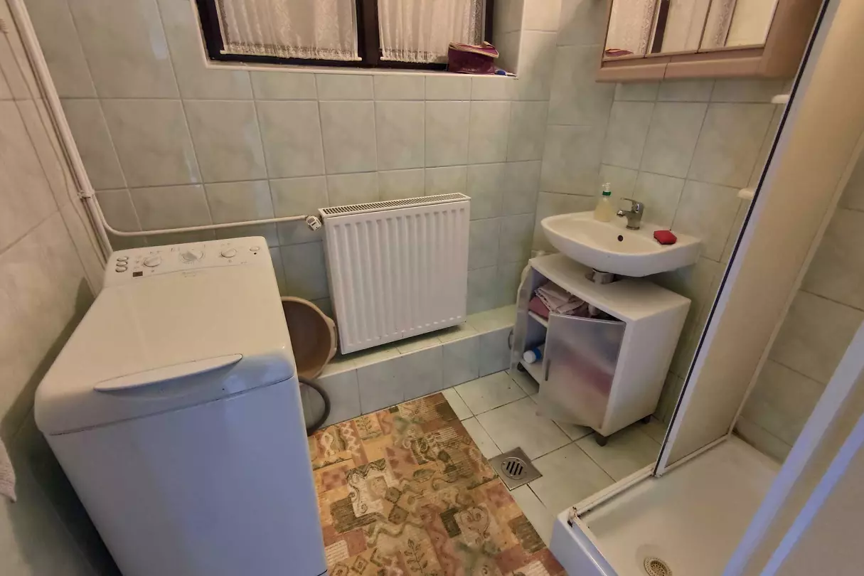 A kép, a földszinti fürdőszobát (zuhanyozó,- mosdó) ábrázolja