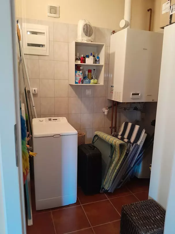 A háztartási helyiségben van a mosógép és a gázkazán