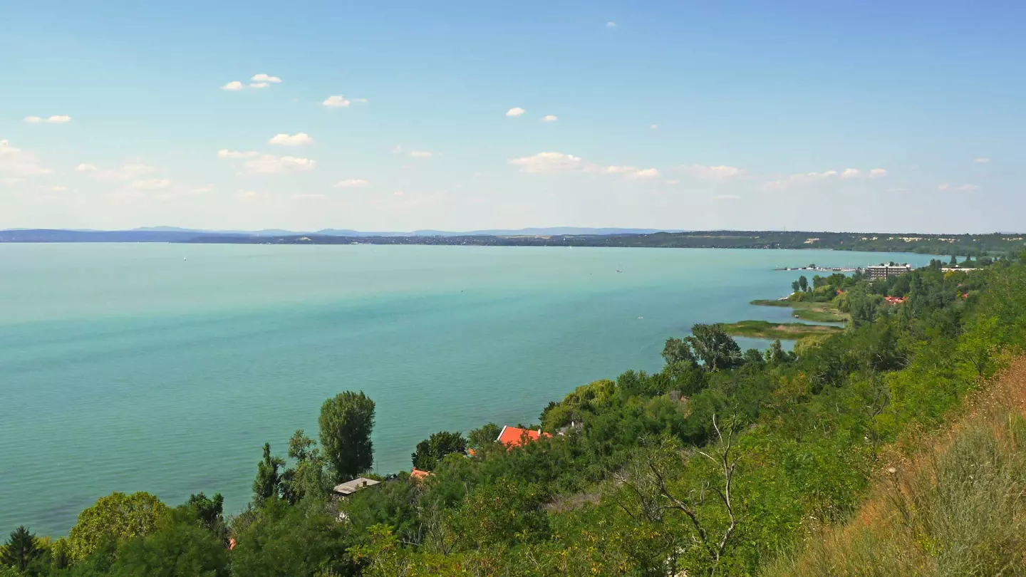 A nyaraló kapuján kisétálva kb. 60 méterre, a képen látható panorámában lehet gyönyörködni