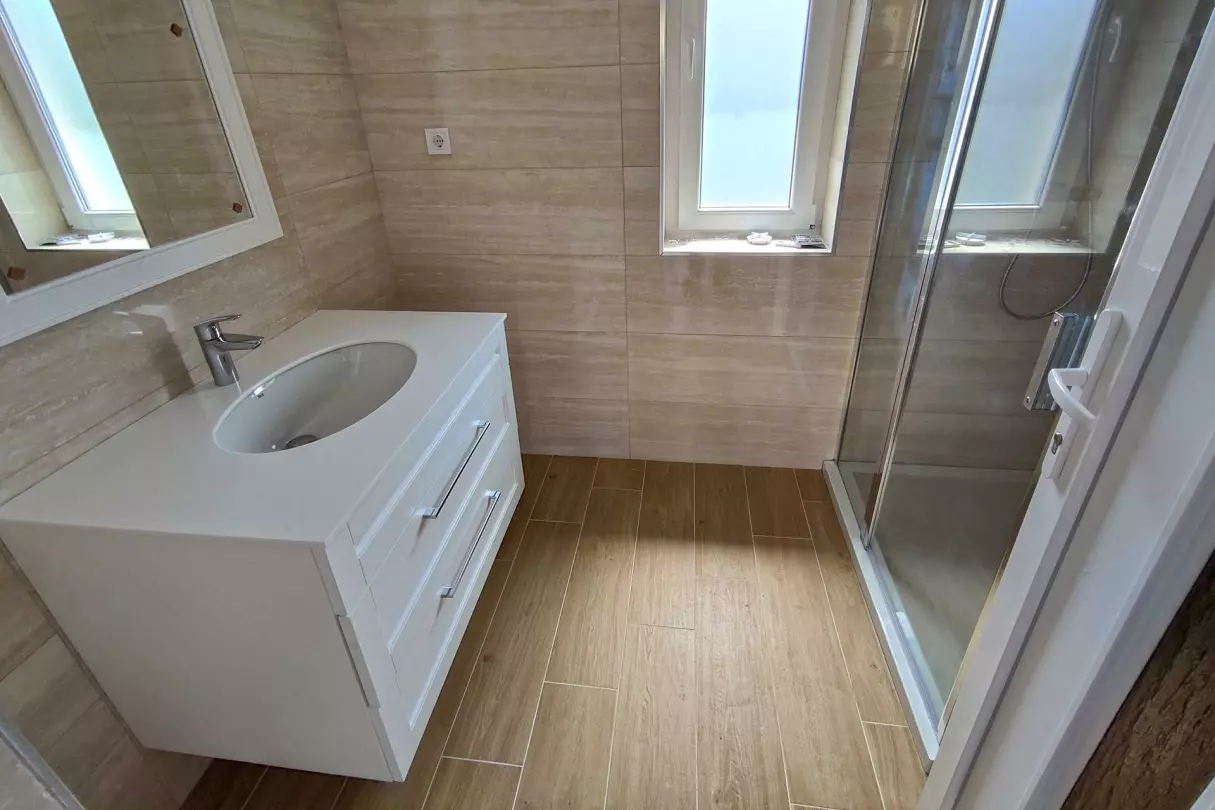 A kép, az emeleti fürdőszobát (zuhanyozó,- mosdó) ábrázolja