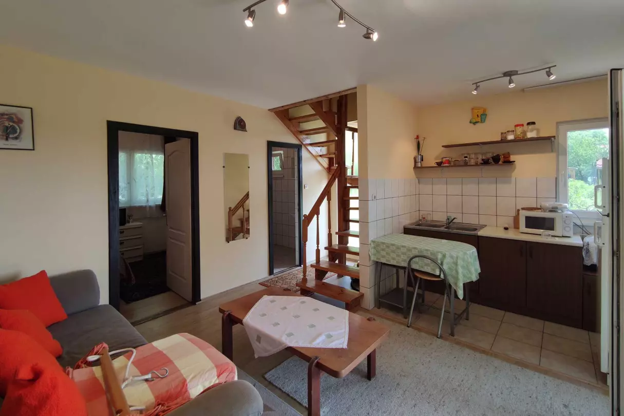 A képen a konyha,- étkező, nappali látható a tetőtéri feljáró lépcsővel