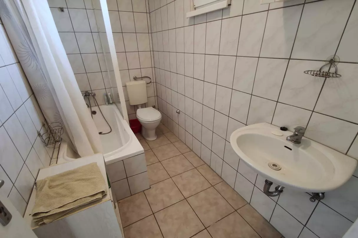 A képen, a fürdőszoba (zuhanyozó,- mosdó,- WC) látható
