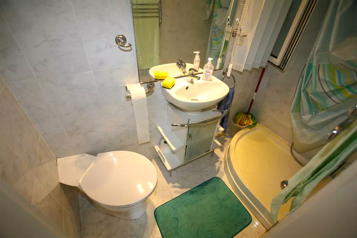 A képen a földszinti fürdőszoba (zuhanyozó,- mosdó,- WC) látható