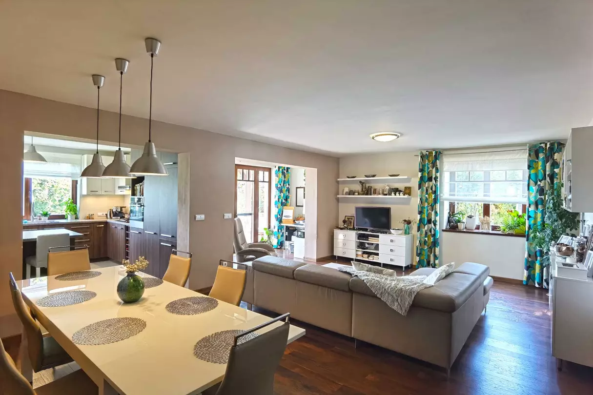 A képen a tágas, kényelmes használatot nyújtó konyha,- étkező,- nappali látszik