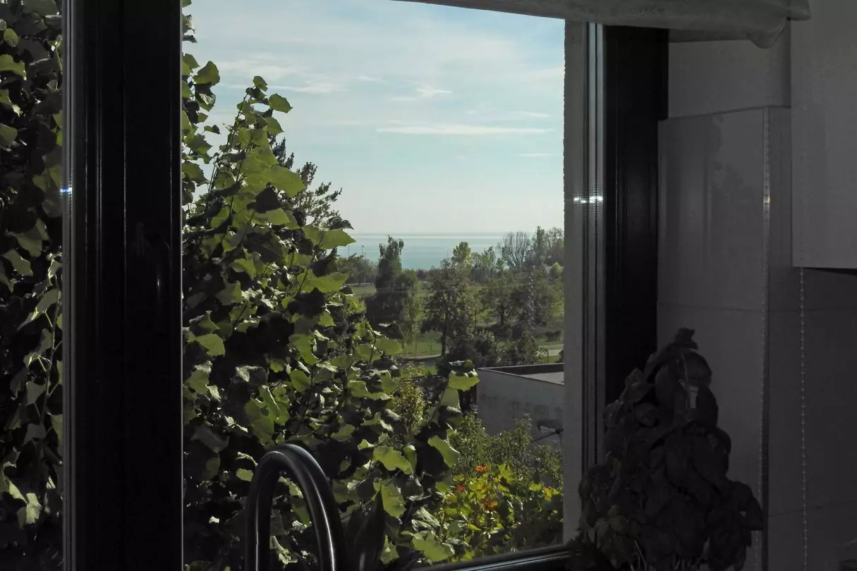 A konyhai ténykedés közben, a konyha ablakból a Balatont lehet látni