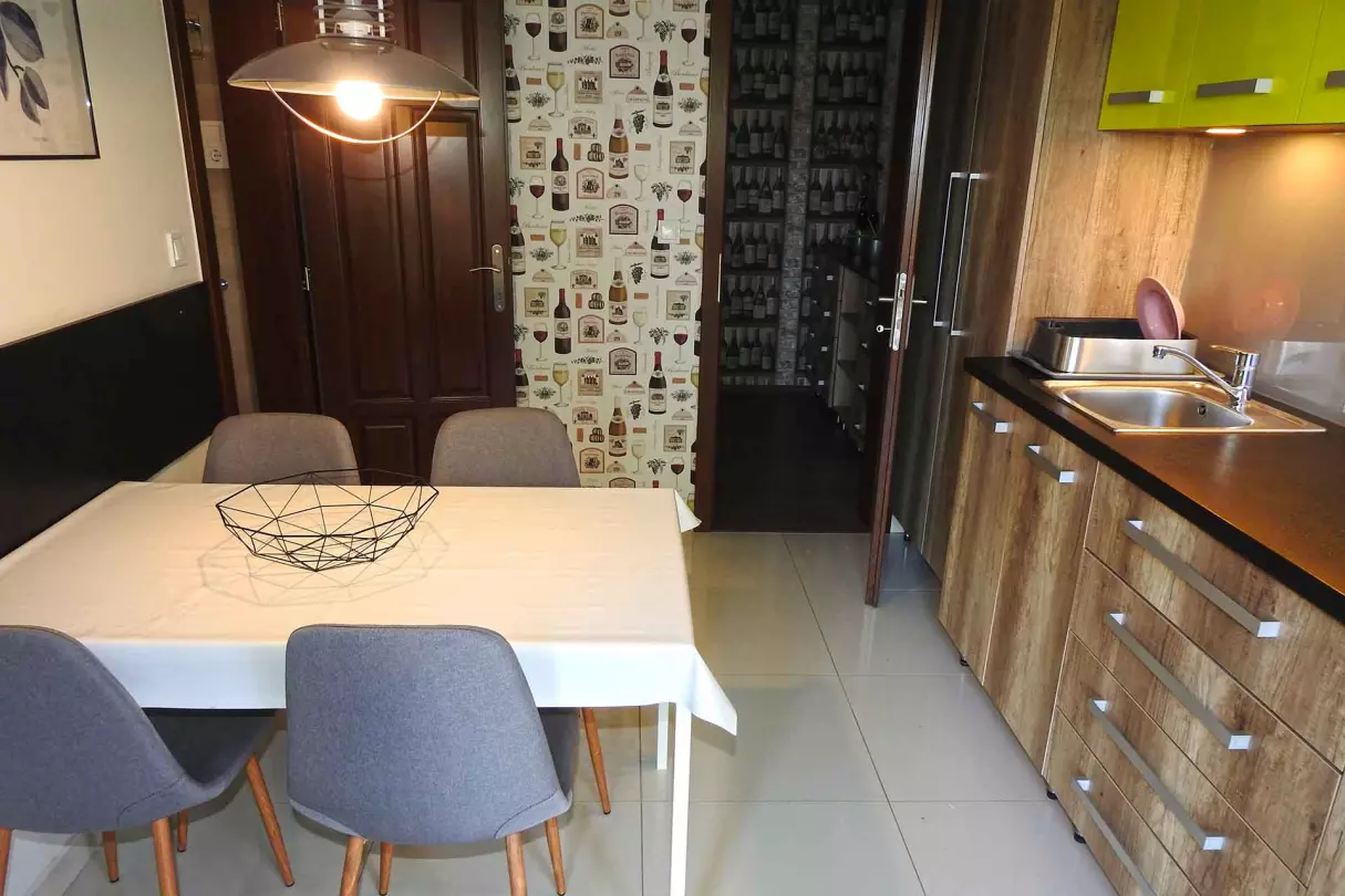 A kép, a szuterénben lévő kb. 40 m2-es apartman konyha,- étkezőjét ábrázolja