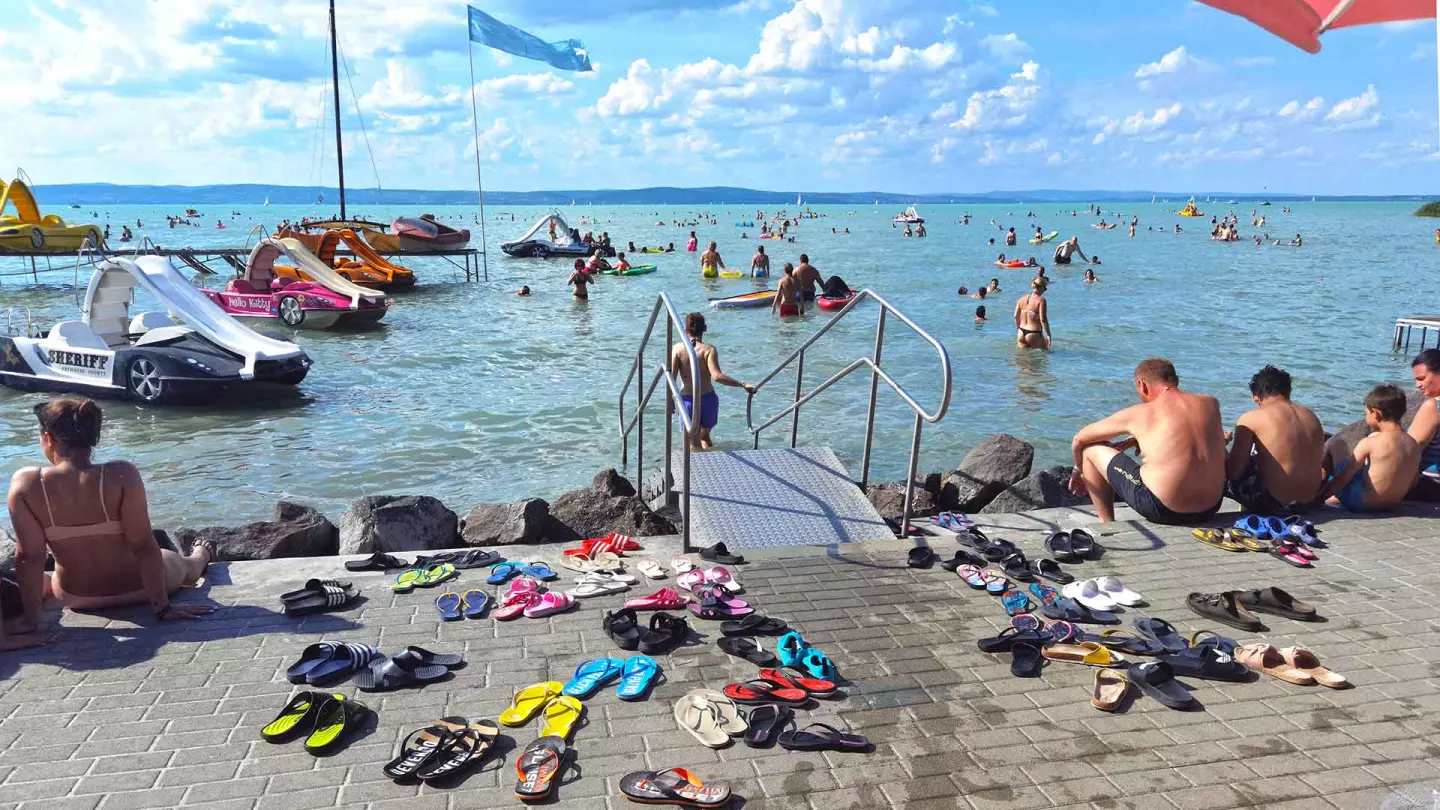  A lakástól a szabad strand kb. 940 méterre van, ide lehet jönni strandolni