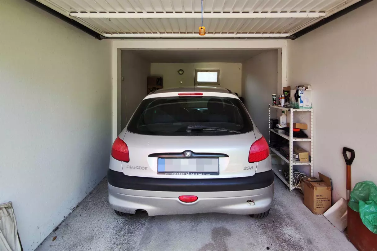 A kép, az egyik kb. 18,4 m2-es garázst ábrázolja