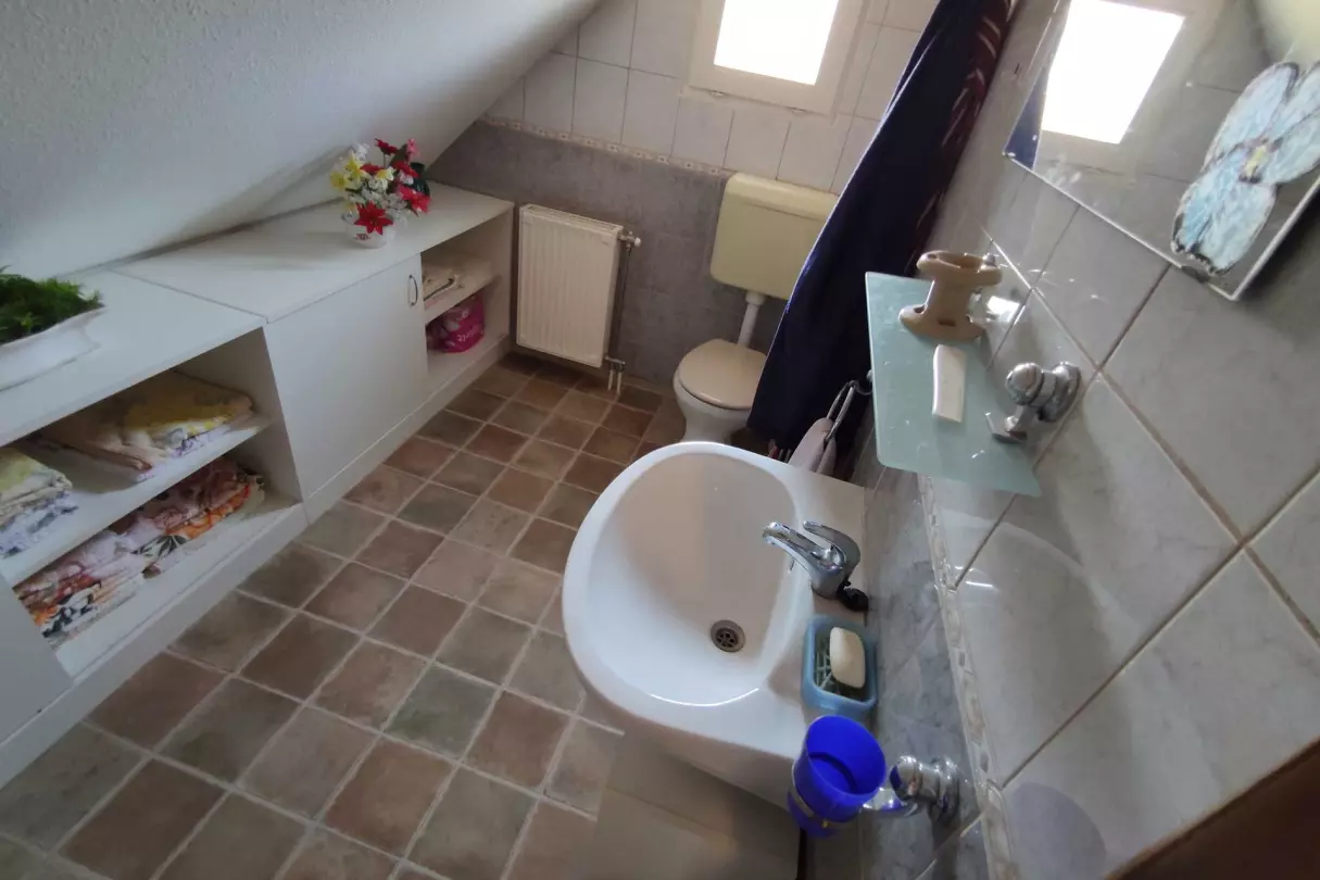A természetes szellőztetésre az ablak szolgál. A fürdőszoba mellett található a külön helyiségben lévő illemhely (WC,- kézmosó). 