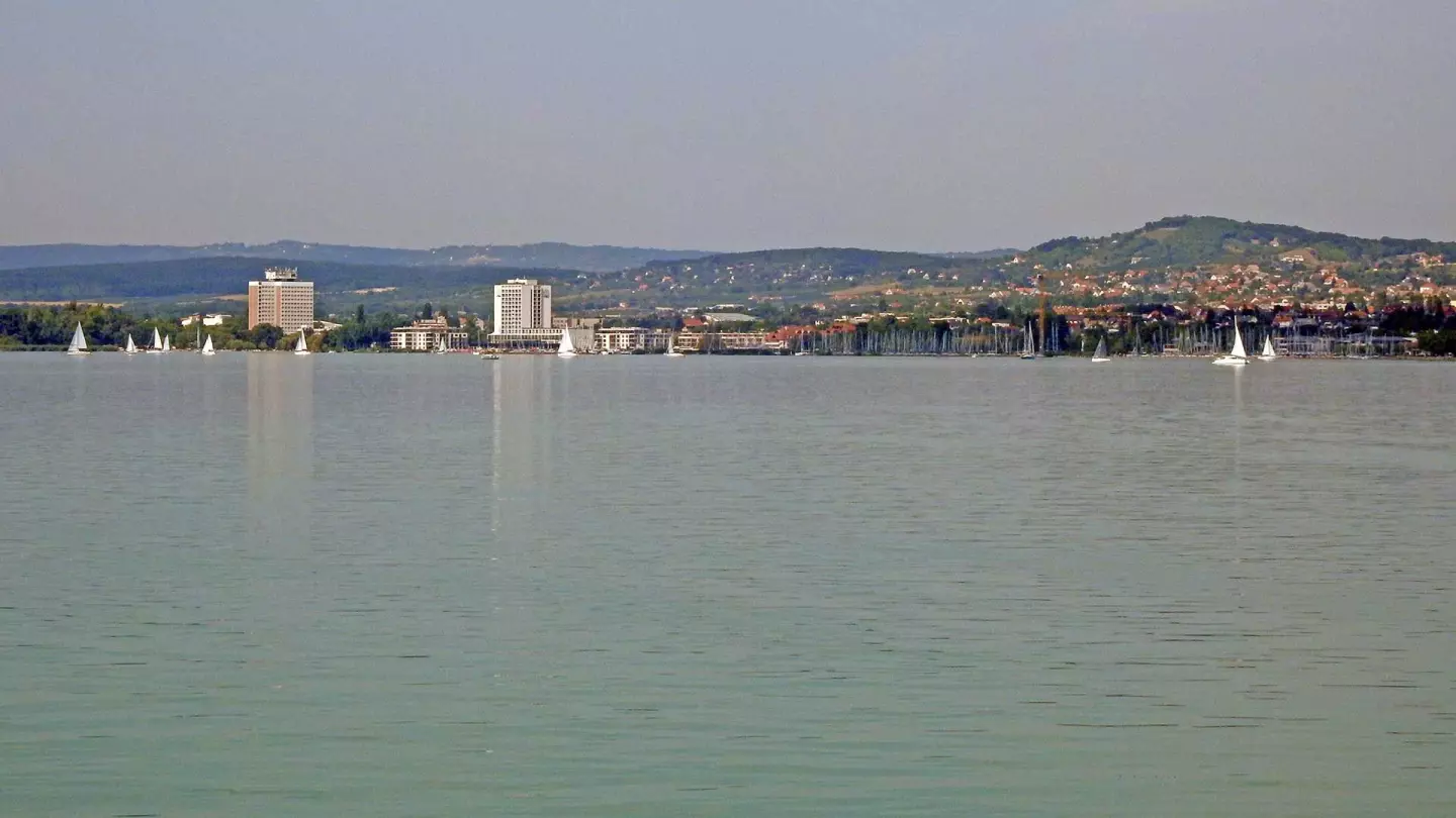 A lakóház a Balatontól kb. 1600 méter távolságra található