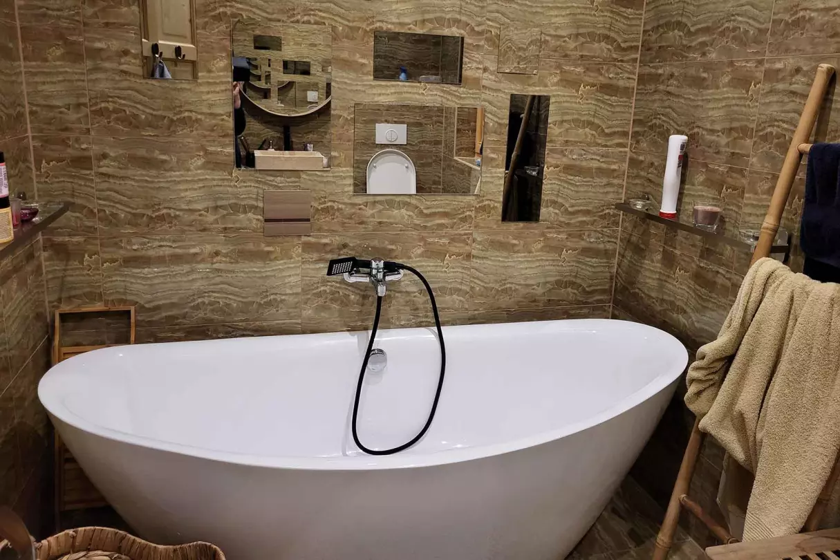 A 2 szobához tartozó fürdőszoba (szabadon álló kád, mosdó, WC) itt látható
