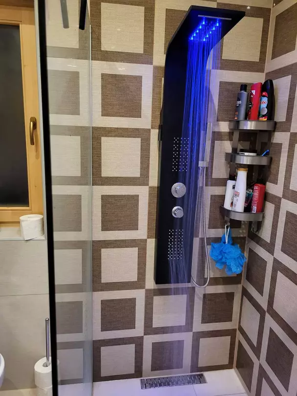 A képen, a szülői szobához kapcsolódó fürdőszoba (zuhanyozó,- mosdó,- WC) látható