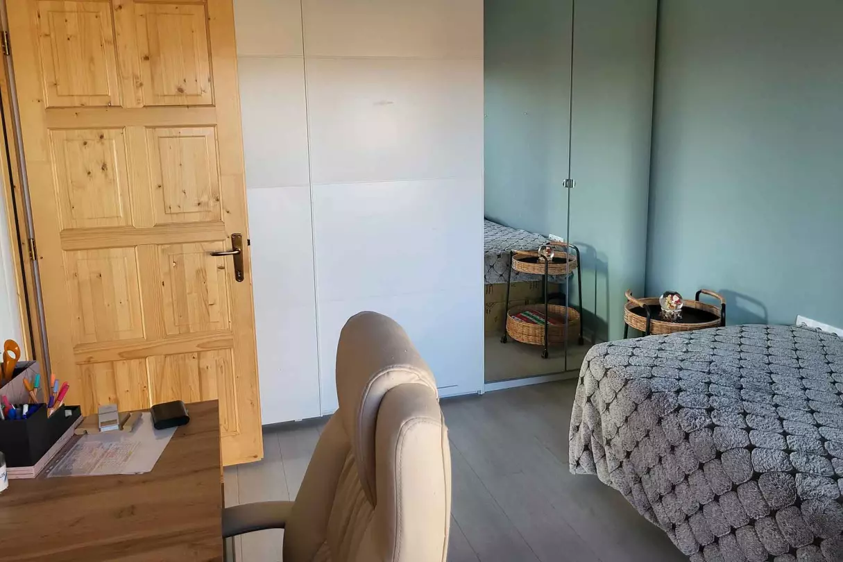 A képek, szintén a szobákban készültek. A szobák padlóburkolata parketta, a többi helyiségben mázas kerámia lap van.
