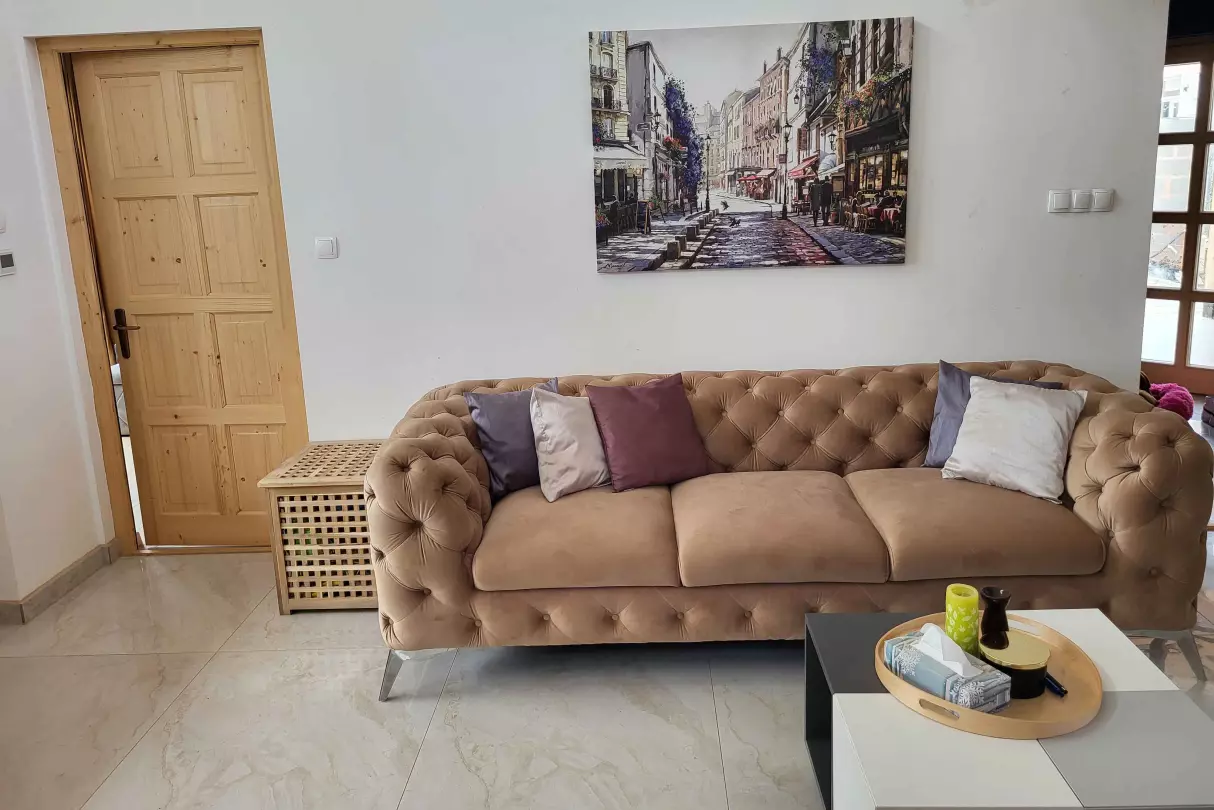 A nappali - konyha nagy belmagassága lehetőséget adott a konyha felett a kb. 11,32 m2-es galéria kialakítására, ahol egy dolgozó szoba kapott helyet