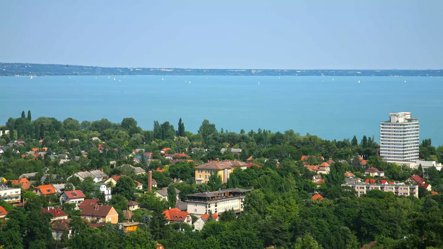 Balatonalmádiban eladó lakásokat, nyaralókat, családi házakat, telkeket, panorámás ingatlanokat keresek Vevőimnek