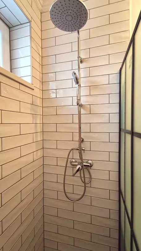 A képen a zuhanyozó látszik