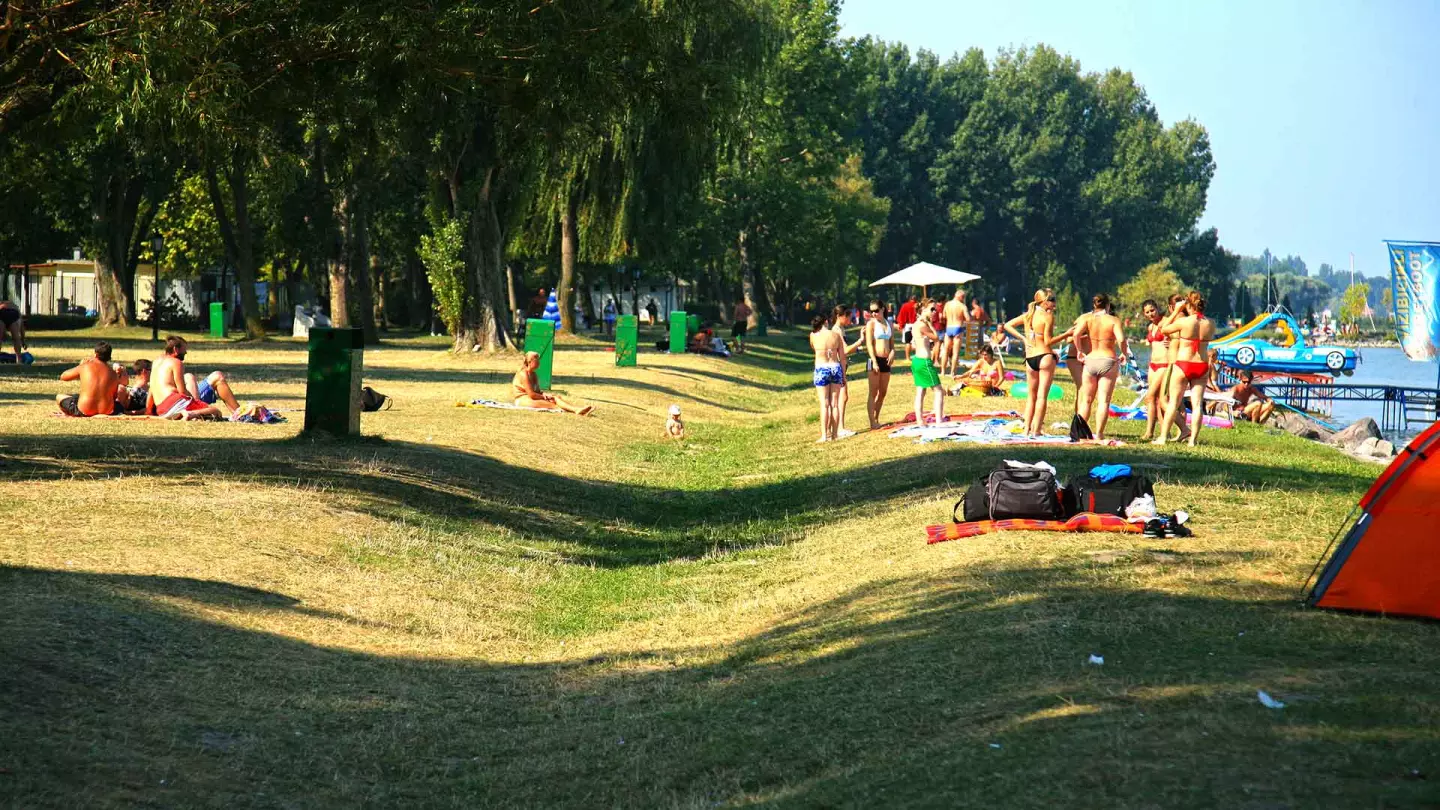 A vállalati üdülőtől a 192 méterre lévő szabad strandon lehet strandolni