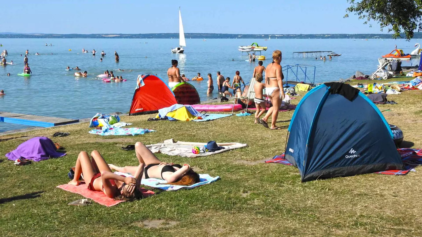 A lakástól, 650 méterre található a képen látható szabad strand