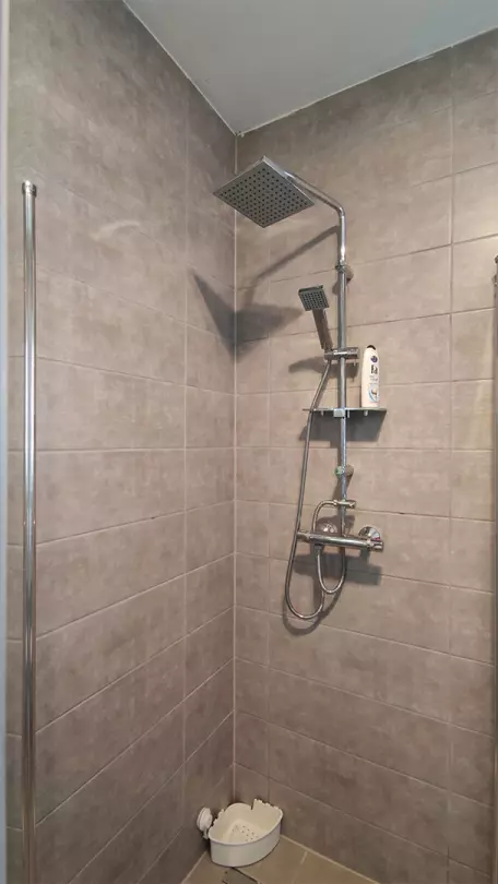 Az esőztető zuhany  gyengéd, egyenletes vízsugarat bocsát ki, amely az esőben való állás érzését utánozza