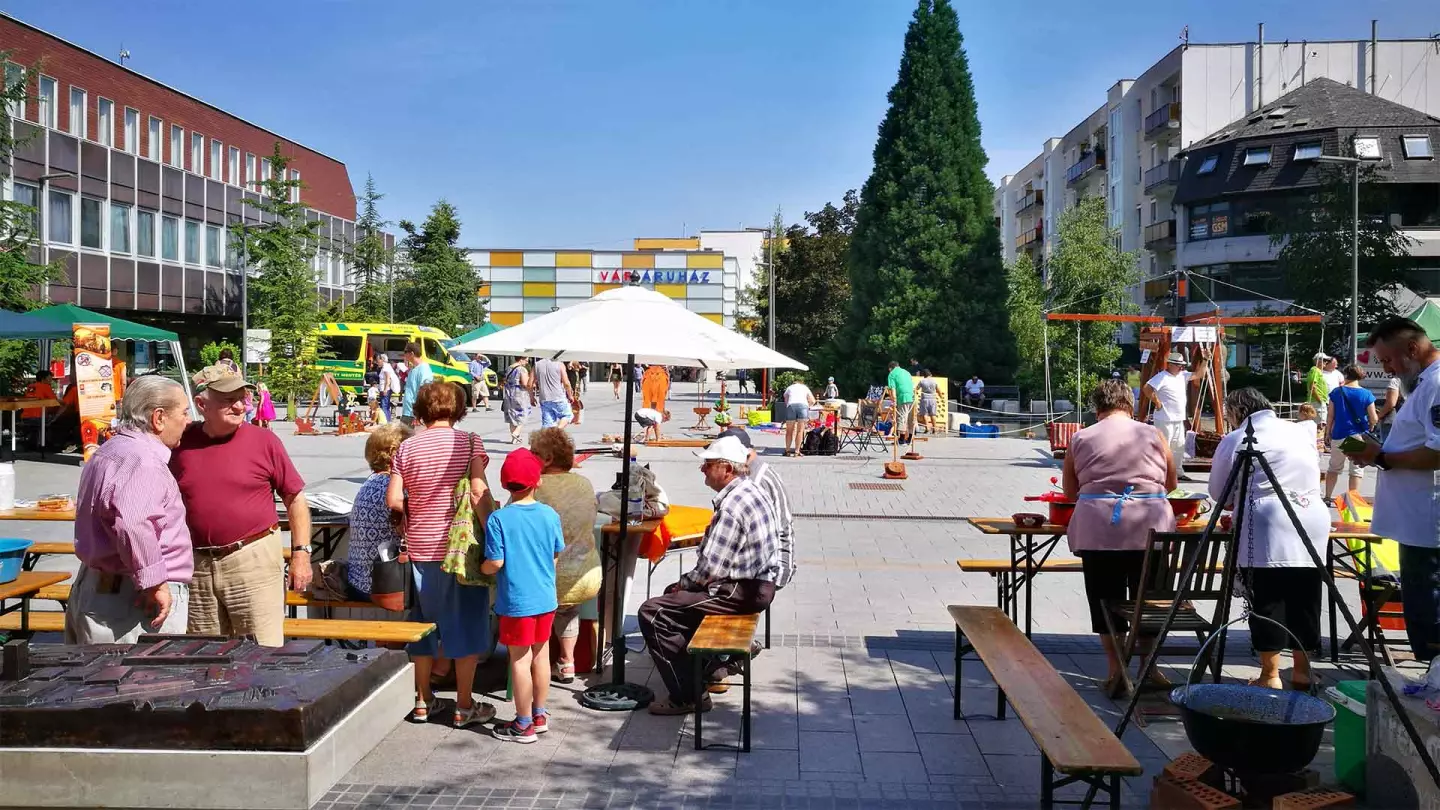 Franciaerkélyes, első emeleti, felújított panellakás, Veszprémben eladó