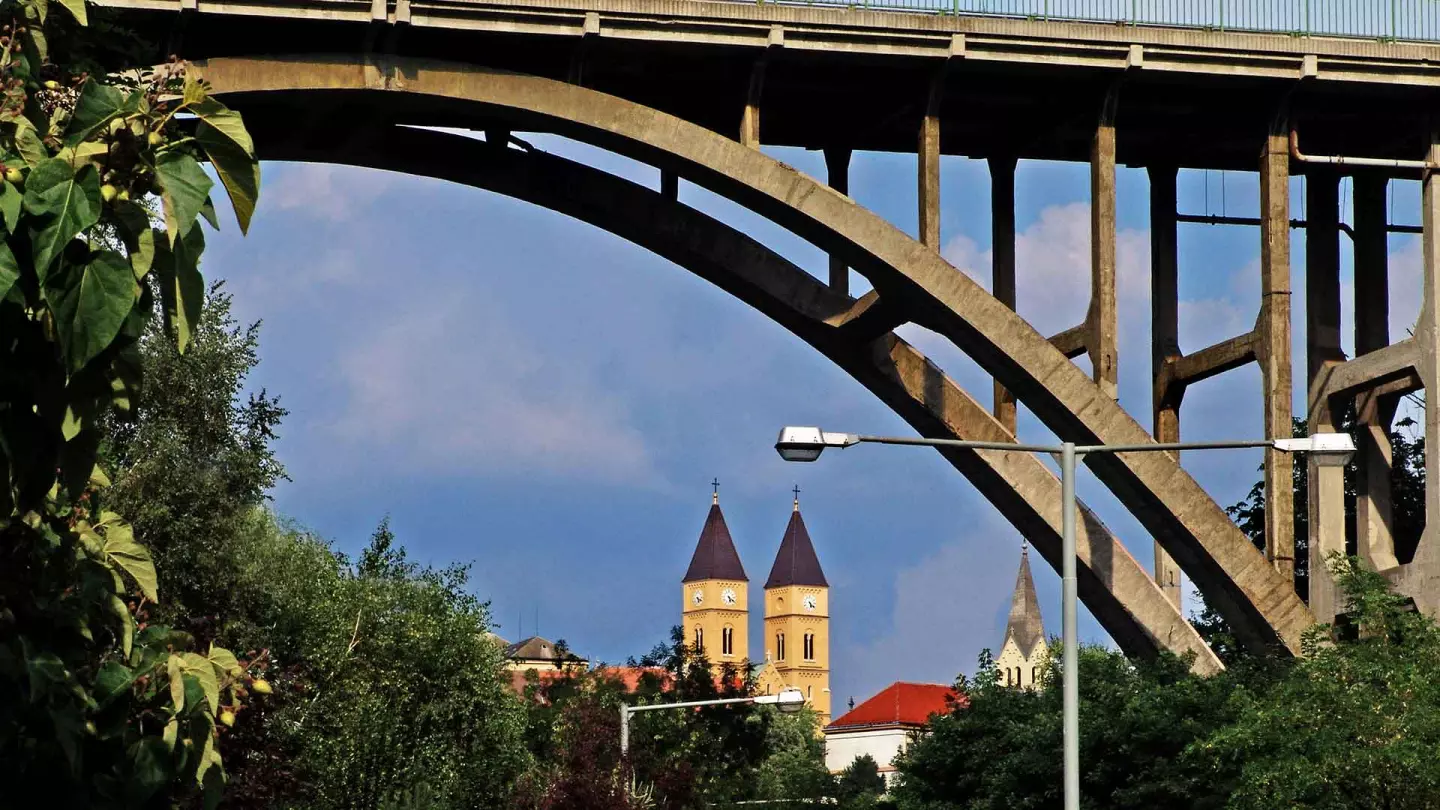 Veszprémben, a belvárosban, sorház garázzsal, kerttel eladó