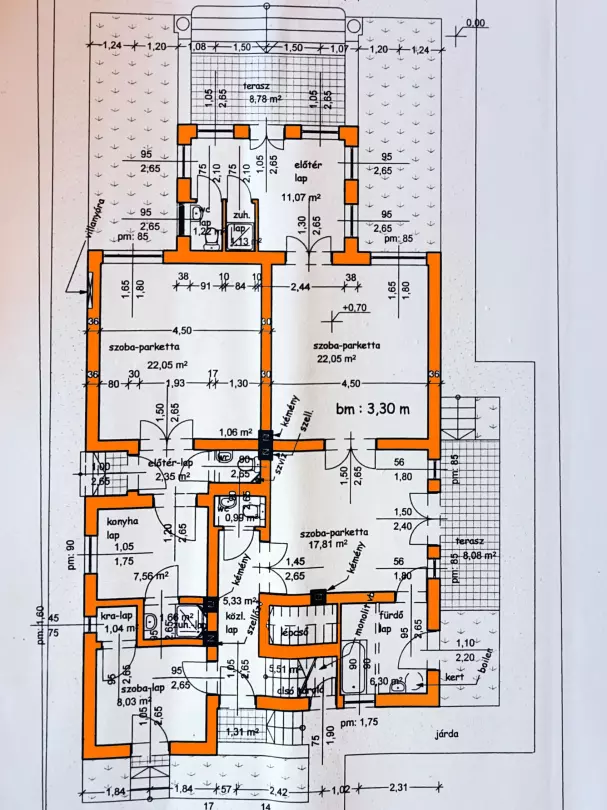 A földszint kb. 116,75 m2 alapterületű + 18,17 m2 terasz