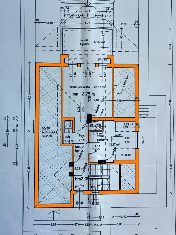 A tetőtér kb. 48,63 m2 alapterületű + 17,37 m2 erkély