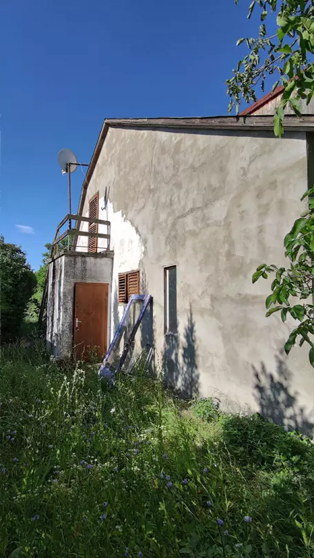 A képen, az épület egyik homlokzata látható a tárolóval