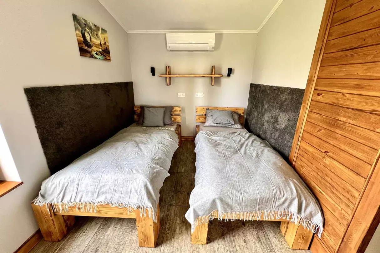 A képen az egyik apartman szobája látható.
