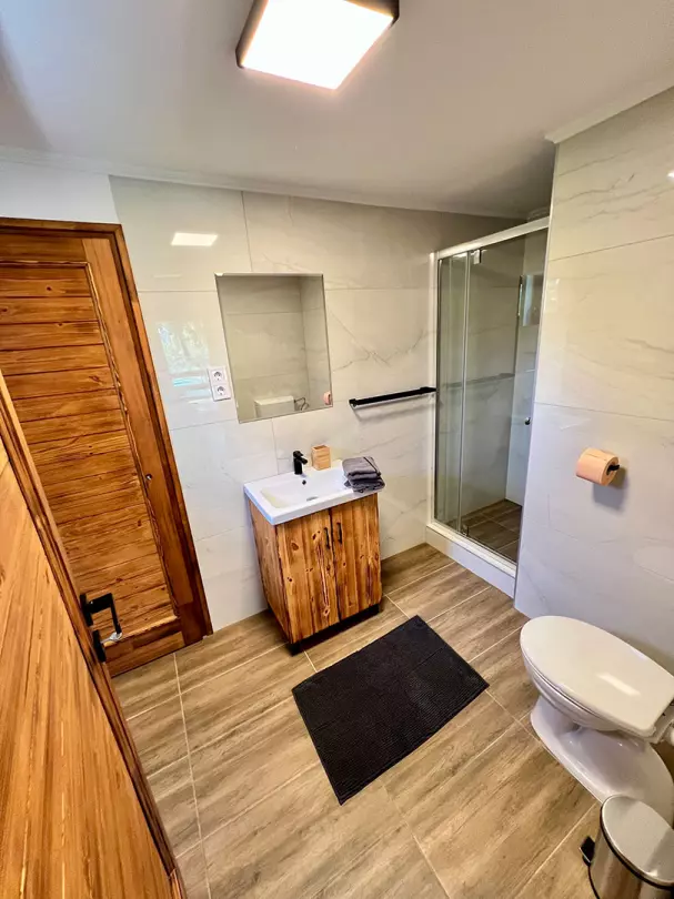 A képen az egyik apartman fürdőszobája látható.