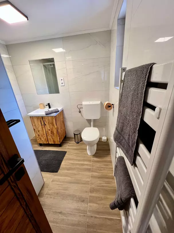 A kép a másik apartman fürdőszobáját ábrázolja.
