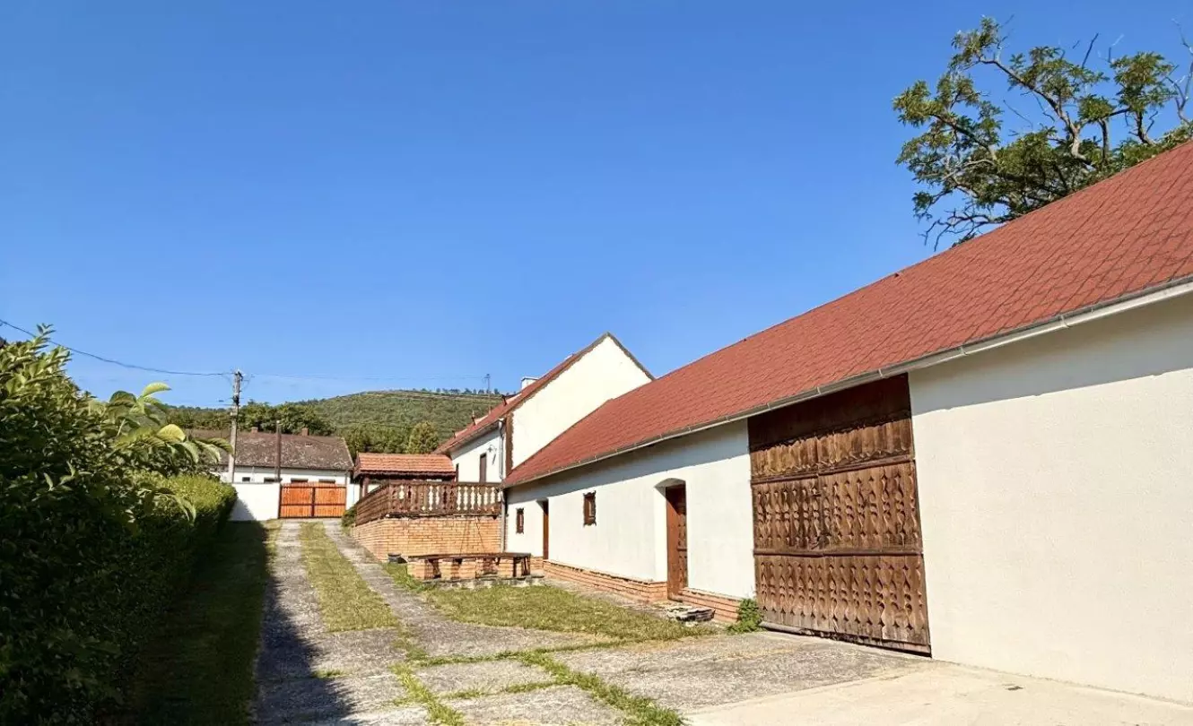 melléképületek