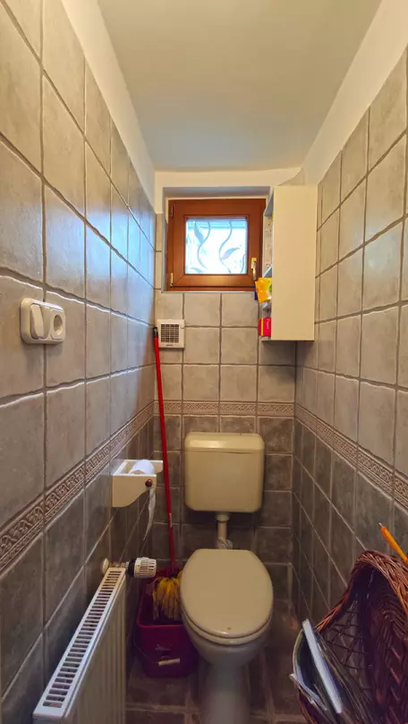 A kép, a földszinti külön helyiségben lévő WC-t ábrázolja.
