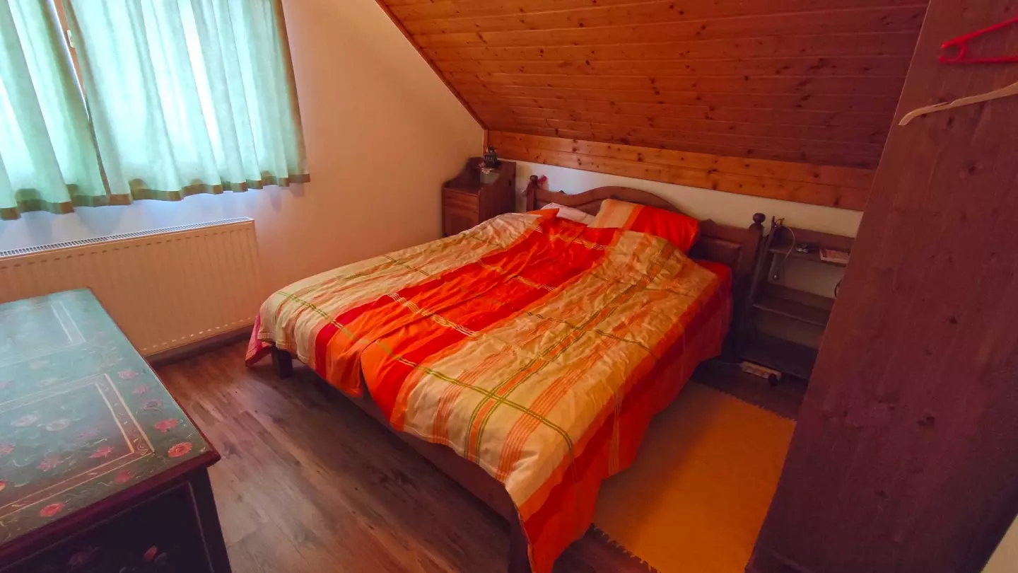 A képen a tetőtéri egyik hálószoba látható. A szobák padlóburkolata parketta az egyéb helyiségek mázas kerámia lappal burkoltak.