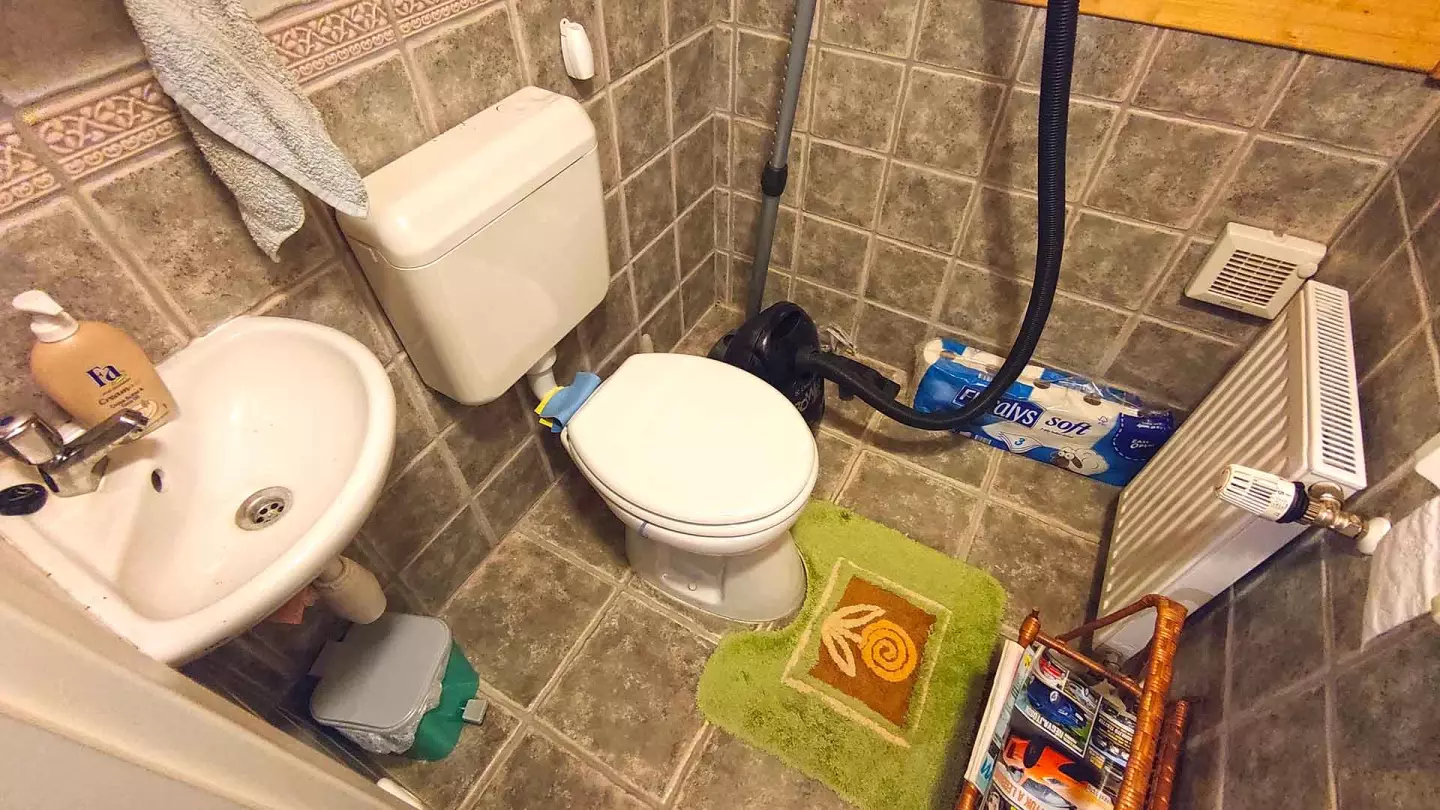 A kép a tetőtéri fürdőszobát (WC-kézmosó) ábrázolja. 
