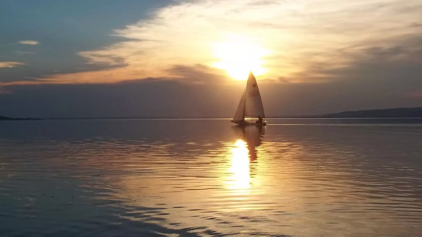Balatonkenesén, közvetlen vízparti, kizárólagos használatú, külön-bejáratú, szeparált ikernyaraló rész eladó.