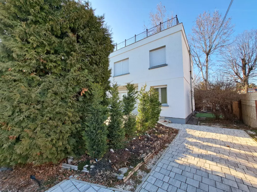 térkövezett rész autóknak