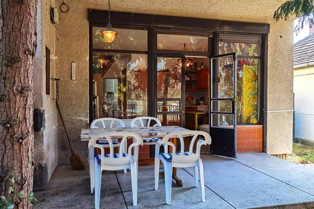 Fedett terasz mérete: 4,02 x 2,23 = 8,96 m2, itt nagyobb asztaltársaság is elfér