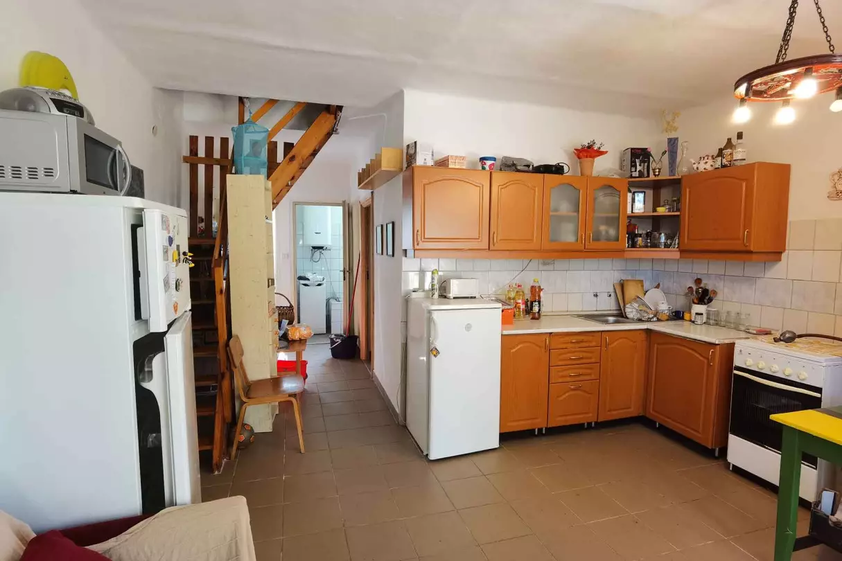 A nappali,- konyha,- étkezőből nyílik a szoba, a fürdőszoba és a WC