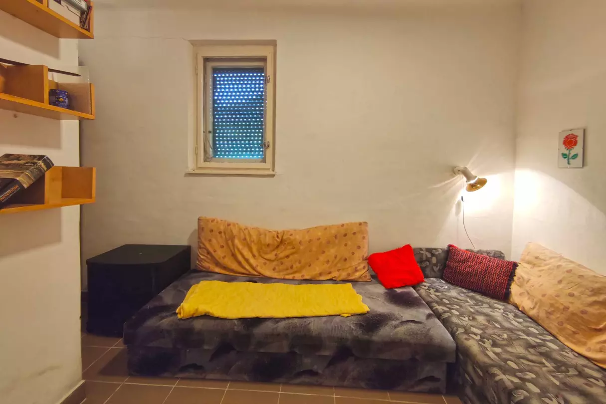 A földszinti szoba 8,21 m2 alapterületű. A helyiségek mázas kerámia lappal burkoltak.