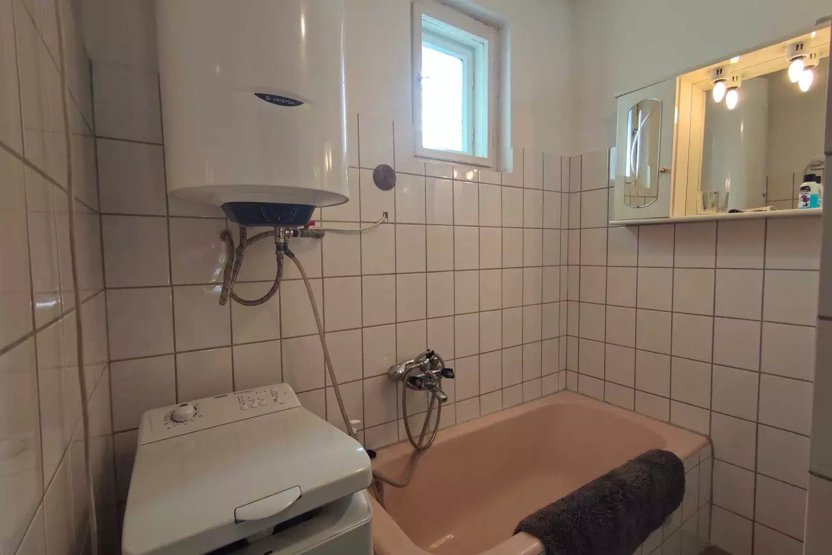 A képen a földszinti fürdőszoba látható