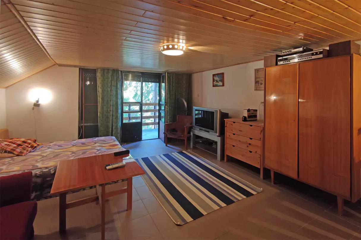 A tetőtérben kettő szoba került kialakításra, az itt látható erkélyes szoba 22,61 m2 alapterületű