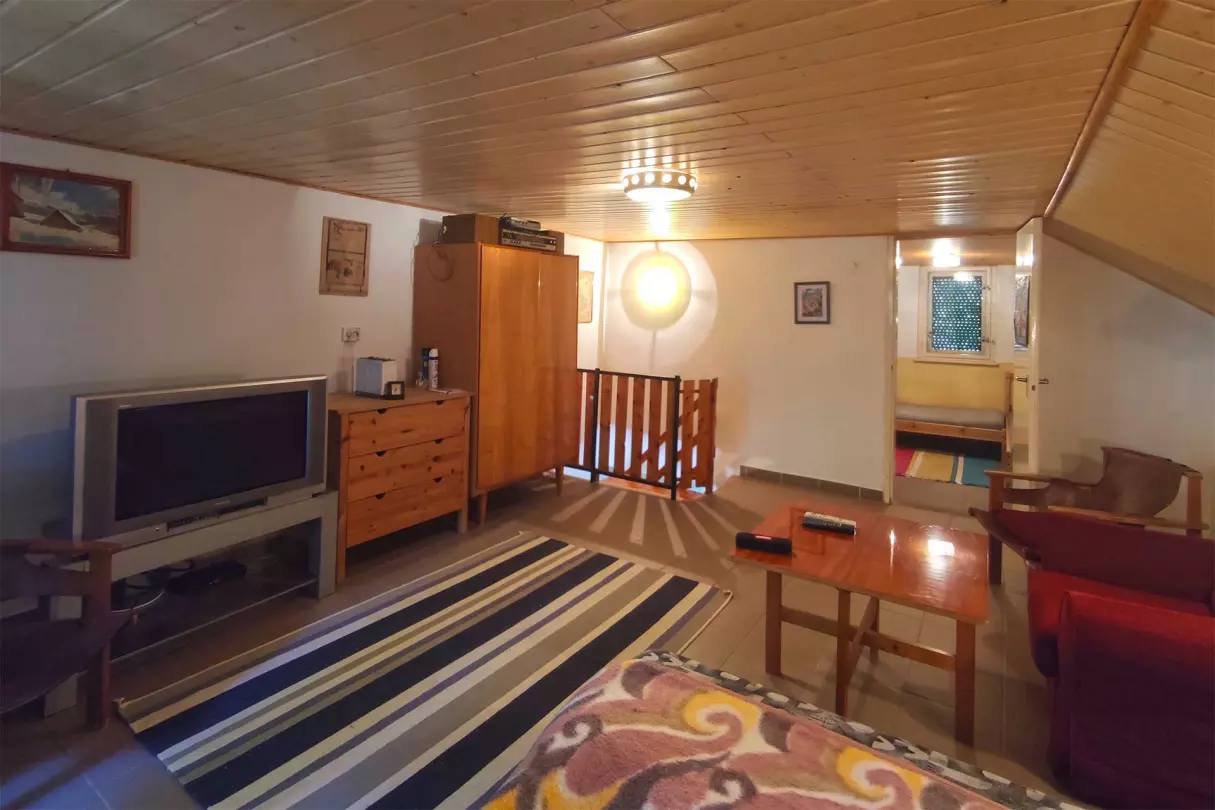 A képen a tetőtéri egyik szoba látható a másik irányból nézve