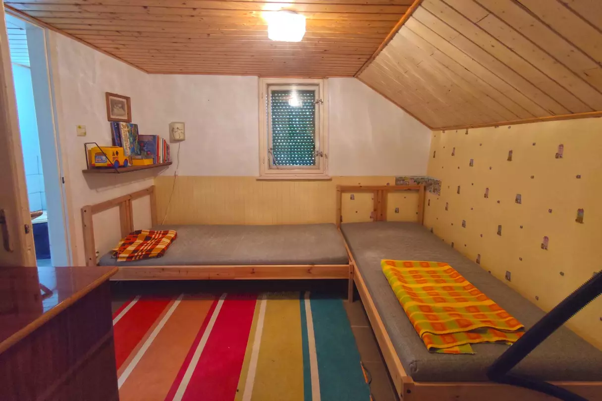 A tetőtéri kisebb szoba 8,68 m2 alapterületű, melyből nyílik a fürdőszoba